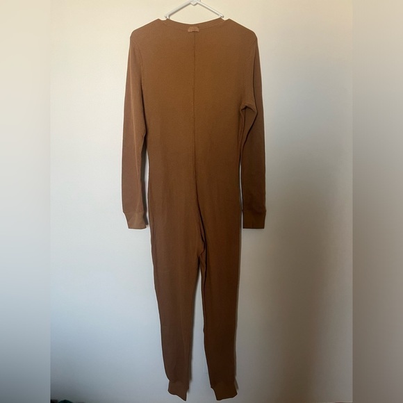 SKIMS Waffle Knit Sleep Jumpsuit Camel - Picture 4 of 12